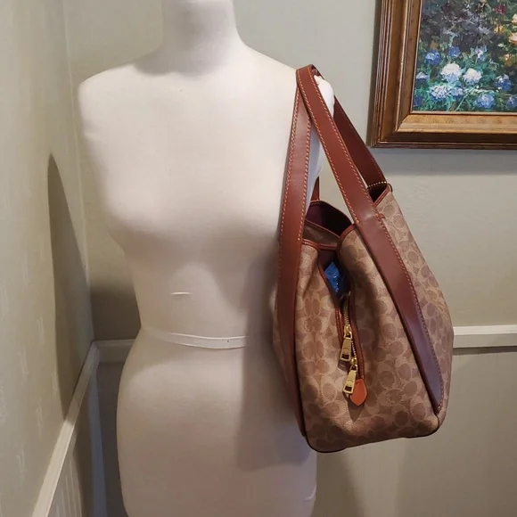 Like NEW Coach Hadley Hobo Bag In Signature Canvas - Picture 4 of 15